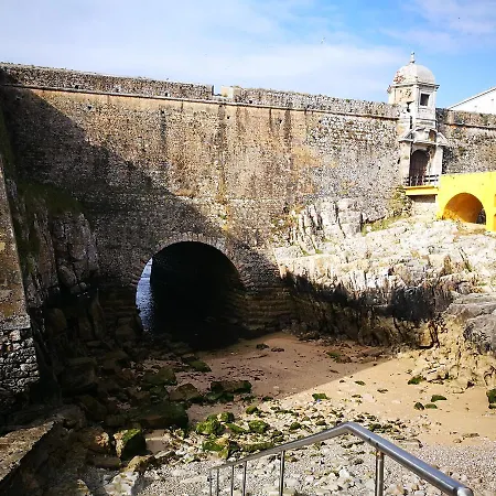 Peniche's Blue & Yellow شقة