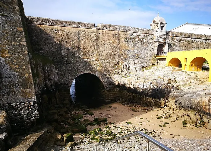 Peniche's Blue & Yellow Апартаменты
